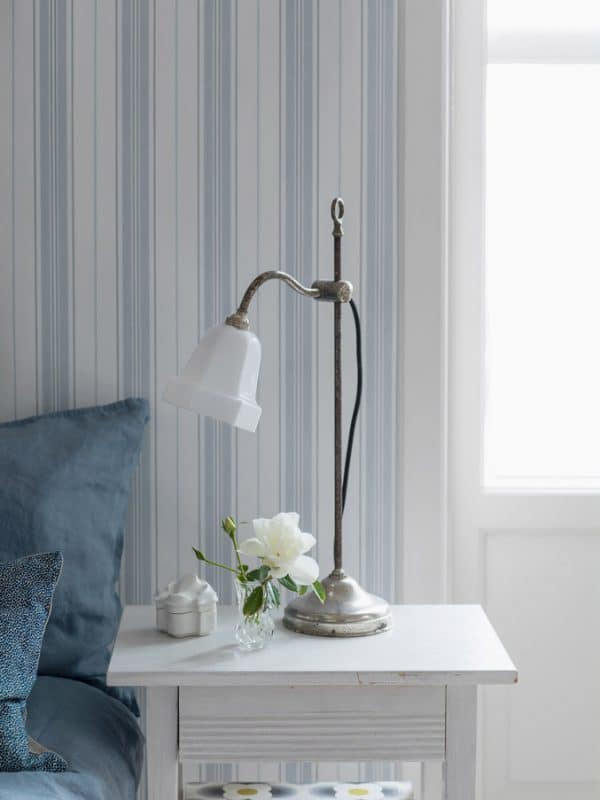 Papel pintado de estilo rayas en color azul claro sobre fondo blanco Hamnskär Stripe 8875 - Imagen 4