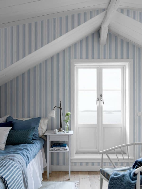 Papel pintado de estilo rayas en color azul claro sobre fondo blanco Hamnskär Stripe 8875 - Imagen 3