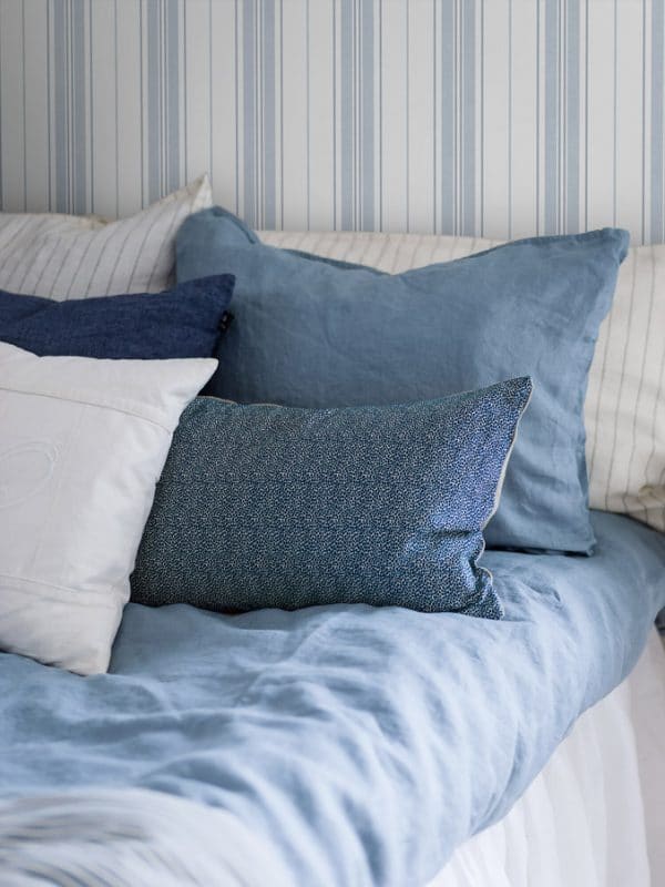 Papel pintado de estilo rayas en color azul claro sobre fondo blanco Hamnskär Stripe 8875 - Imagen 5