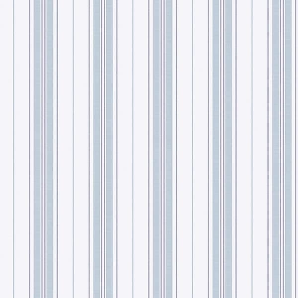 Papel pintado de estilo rayas en color azul claro sobre fondo blanco Hamnskär Stripe 8875
