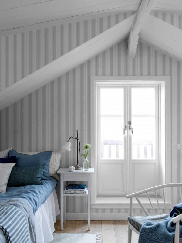 Papel pintado de estilo rayas en color gris sobre fondo blanco Hamnskär Stripe 8876 - Imagen 3