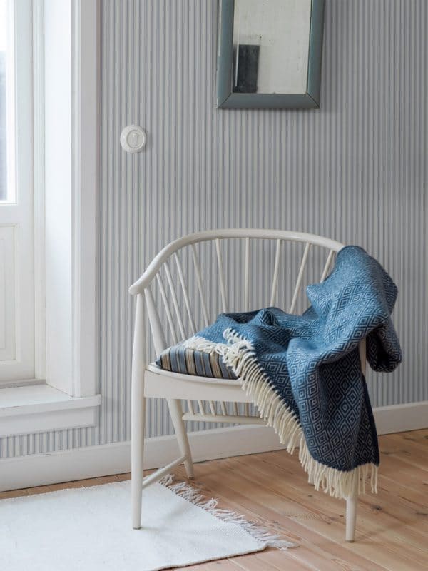 Papel pintado de estilo rayas en color azul sobre fondo blanco Aspö Stripe 8871 - Imagen 4