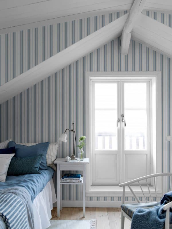 Papel pintado de estilo rayas en colores azules sobre fondo blanco Hamnskär Stripe 8874 - Imagen 3