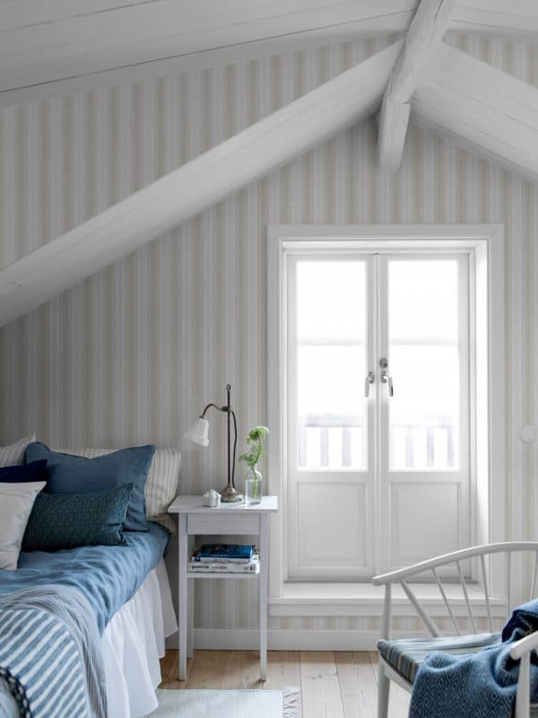 Papel pintado de estilo rayas en color beige sobre fondo blanco Hamnskär Stripe 8877 - Imagen 4