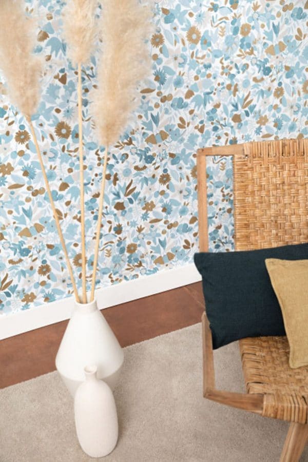 Papel pintado de flores en tonos verdes sobre fondo blanco Naïveté 102197018 - Imagen 4