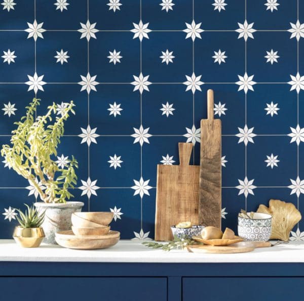 Papel pintado de mosaico de estrellas en color azul claro sobre fondo blanco Trendy Tiles 102716026 - Imagen 3