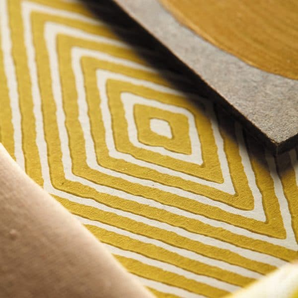 Papel pintado de zig zag en color amarillo Ankara HQN2112850 - Imagen 4