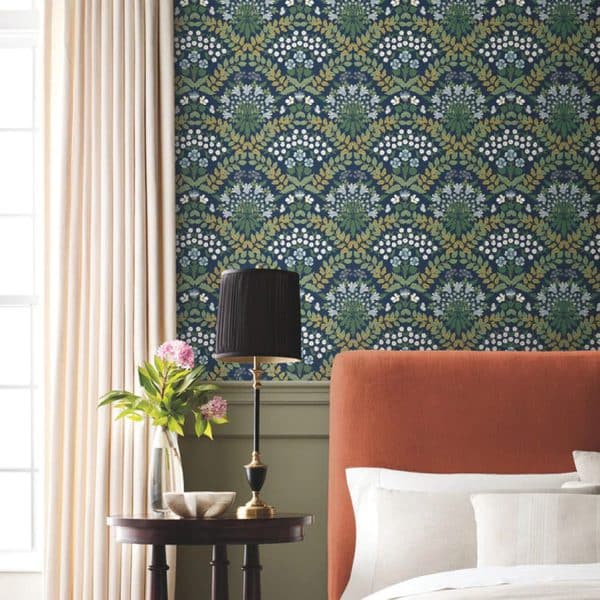 Papel pintado estilo floral de color azul marino Bramble RP7324 - Imagen 3