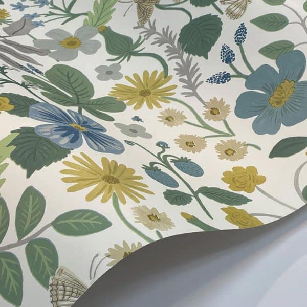 Papel pintado estampado floral en color azul Strawberry Fields RP7357W1 - Imagen 4