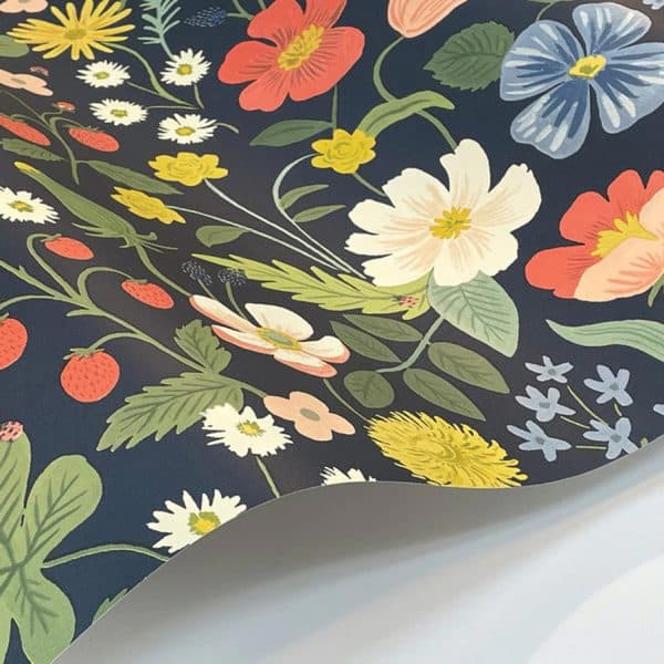 Papel pintado estampado floral multicolor Strawberry Fields RP7358W1 - Imagen 4