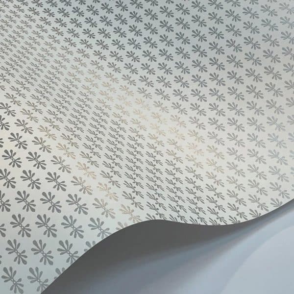 Papel pintado dibujo pequeño en color plata metálico Petal RP7361 - Imagen 4
