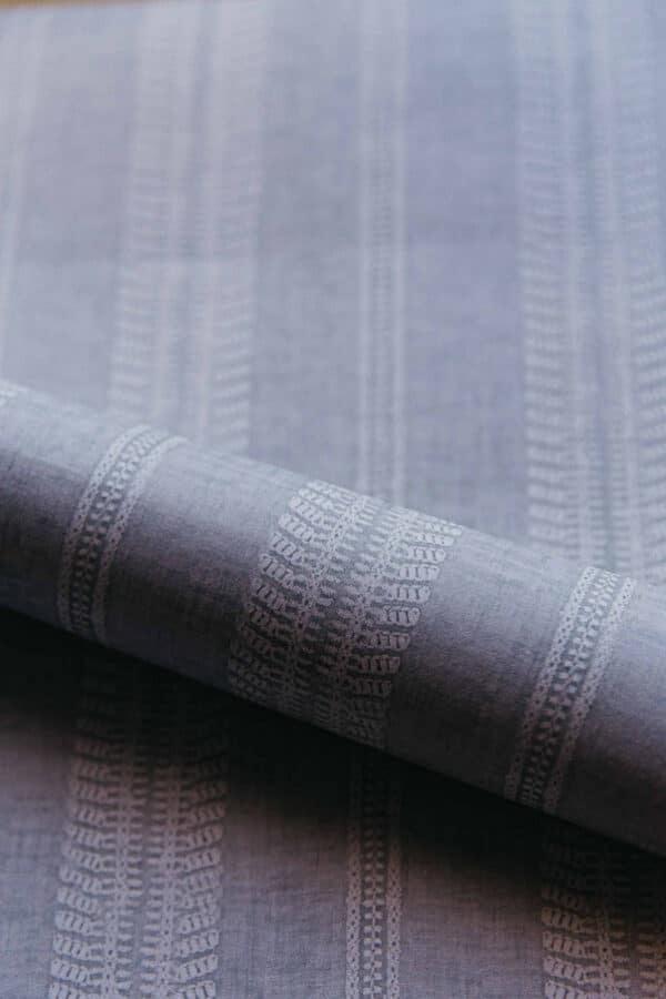 Papel pintado de rayas color gris Costura Celadón A00510 - Imagen 17