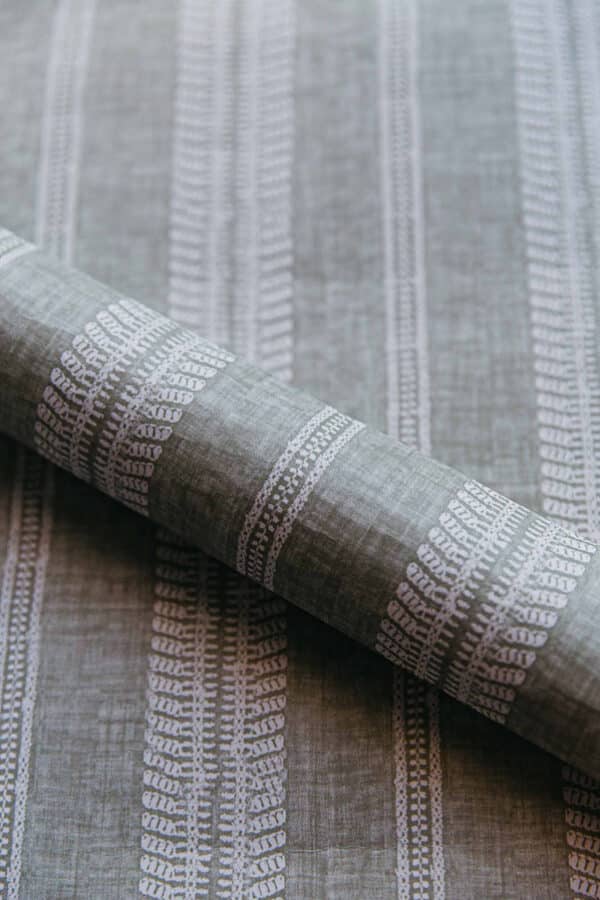 Papel pintado de rayas color gris Costura Celadón A00510 - Imagen 15