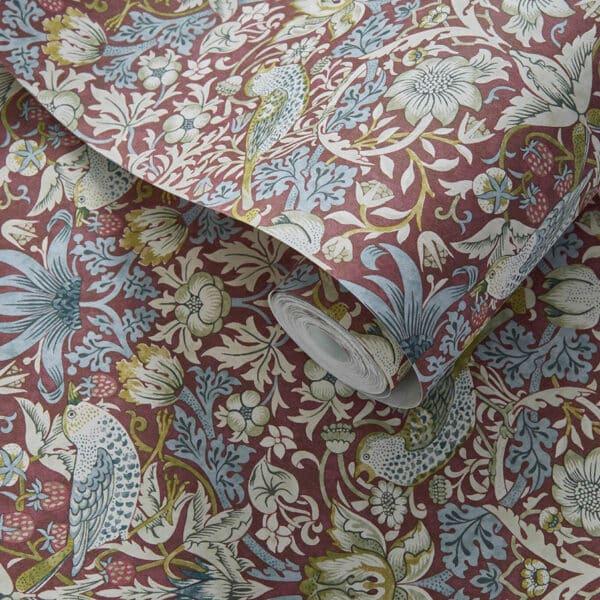 Papel pintado estampado floral color rojo Strawberry Thief W0171/04 - Imagen 3
