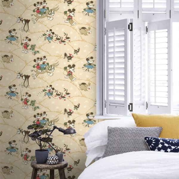 Papel pintado de Mickey Mouse y Minnie en color beige Mickey at the Farm DDIW217267 - Imagen 7