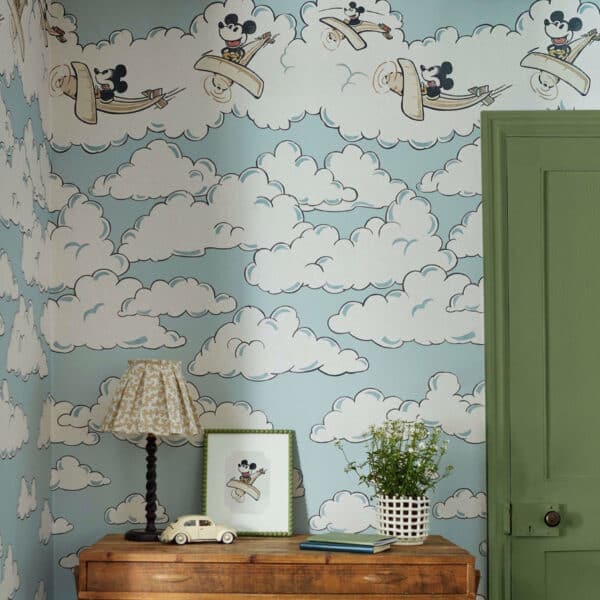 Papel pintado de Mickey Mouse y Minnie en color azul Mickey in the Clouds DDIW217292 - Imagen 4