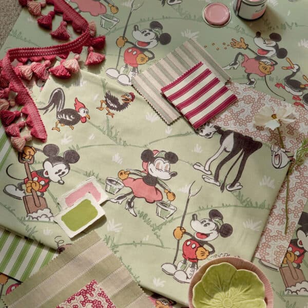 Papel pintado de Mickey Mouse y Minnie en color beige Mickey at the Farm DDIW217267 - Imagen 9