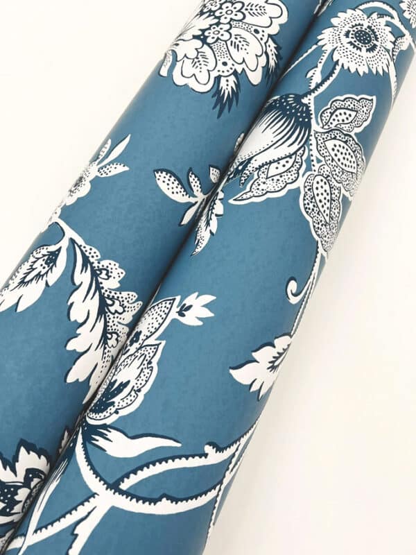 Papel pintado estampado floral en color azul Sutton RT7821 - Imagen 5