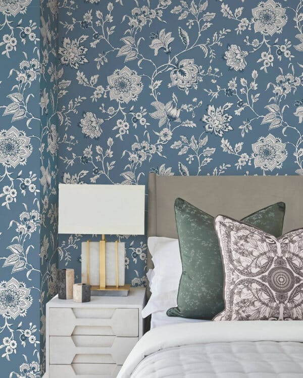 Papel pintado estampado floral en color azul Sutton RT7821 - Imagen 4