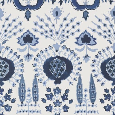 Papel pintado de estampado floral en color azul Mendoza Suzani Blue and White T16239