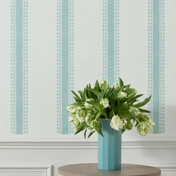 Papel pintado de rayas en color azul Cambridge Stripe T36468 - Imagen 3