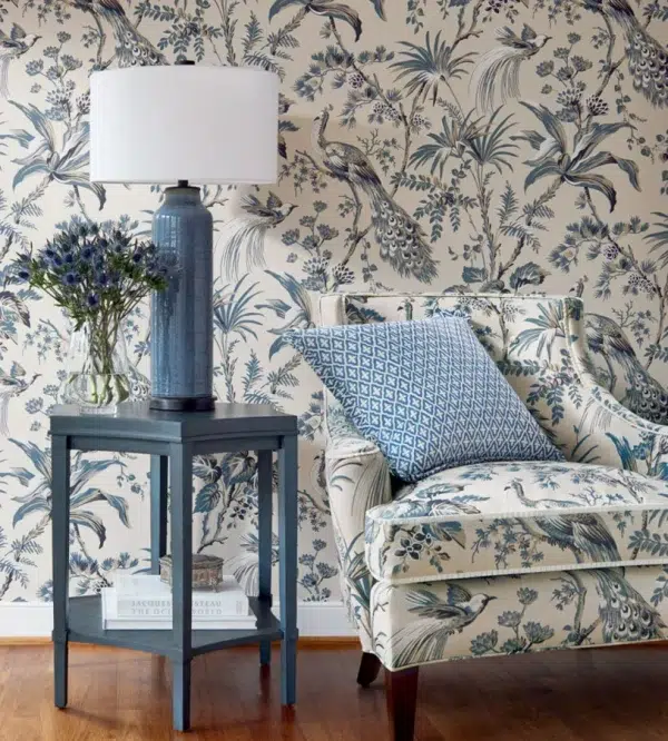 Papel pintado estampado floral en color azul Peacock Toile AT57833 - Imagen 3